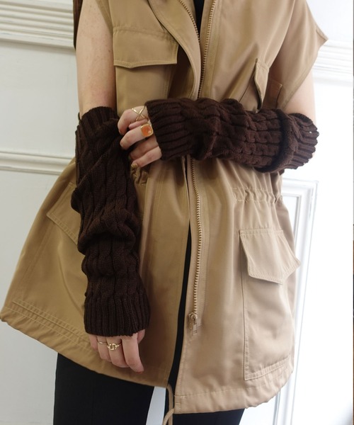 CORNERS（コーナーズ）の「ケーブルニットアームウォーマー（アームカバー・レディース・ブラウン/オフホワイト/モカ/ブラック/カーキ/ベージュ・FREE）」の9枚目の写真
