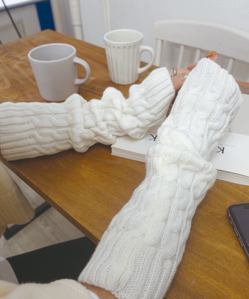CORNERS（コーナーズ）の「ケーブルニットアームウォーマー（アームカバー・レディース・ブラウン/オフホワイト/モカ/ブラック/カーキ/ベージュ・FREE）」の10枚目の写真