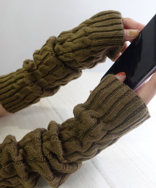 CORNERS（コーナーズ）の「ケーブルニットアームウォーマー（アームカバー・レディース・ブラウン/オフホワイト/モカ/ブラック/カーキ/ベージュ・FREE）」の12枚目の写真