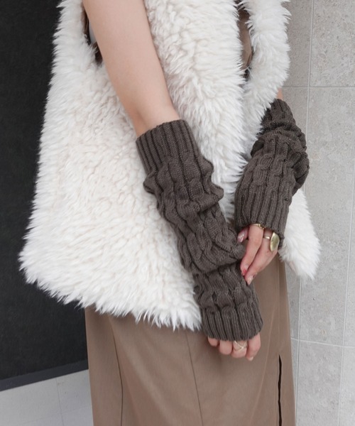 CORNERS（コーナーズ）の「ケーブルニットアームウォーマー（アームカバー・レディース・ブラウン/オフホワイト/モカ/ブラック/カーキ/ベージュ・FREE）」の11枚目の写真