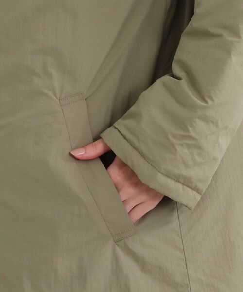 SHOO・LA・RUE(シューラルー)の「◆すっきりシルエットで軽くて暖か【撥水加工】ノーカラー中綿入りコート(ノーカラーコート・レディース・オリーブ/ブラック・04/03/02)」の6枚目の写真