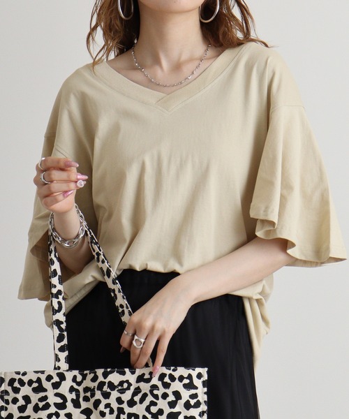 atONE(アットワン)の「atONE ボリュームフレア袖Vネックカットソー 半袖(Tシャツ/カットソー・レディース・ブラック/オフホワイト/ベージュ/カーキ/チャコールグレー・LL~3L/4L~5L/M-L)」の4枚目の写真