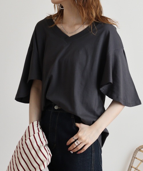 atONE(アットワン)の「atONE ボリュームフレア袖Vネックカットソー 半袖(Tシャツ/カットソー・レディース・ブラック/オフホワイト/ベージュ/カーキ/チャコールグレー・LL~3L/4L~5L/M-L)」の1枚目の写真