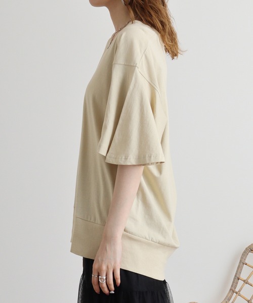 atONE(アットワン)の「atONE ボリュームフレア袖Vネックカットソー 半袖(Tシャツ/カットソー・レディース・ブラック/オフホワイト/ベージュ/カーキ/チャコールグレー・LL~3L/4L~5L/M-L)」の16枚目の写真