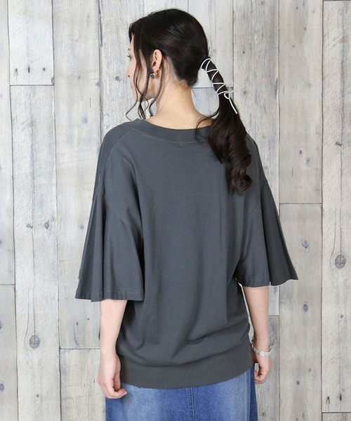 atONE(アットワン)の「atONE ボリュームフレア袖Vネックカットソー 半袖(Tシャツ/カットソー・レディース・ブラック/オフホワイト/ベージュ/カーキ/チャコールグレー・LL~3L/4L~5L/M-L)」の6枚目の写真
