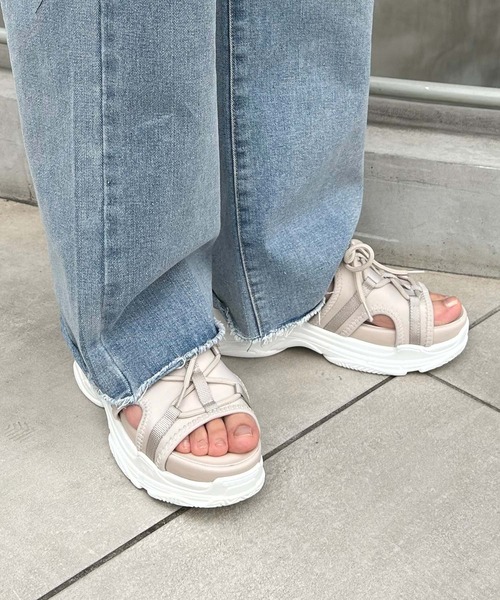 INGNI（イング）の「レースアップスニーカーソールサンダル（サンダル・レディース・オフホワイト/ブラック/ベージュ・M/L）」の8枚目の写真