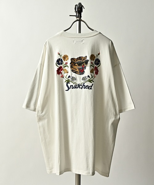 ATELANE（アテレーン）の「ATELANE/OE天竺　刺繍入りルーズシルエットTシャツ（Tシャツ/カットソー・メンズ・テラコッタ/ホワイト系/ホワイト系1/ホワイト系2/ホワイト系3/ブラック系/ブラック系1/ブラック系2/ブラック系3/イエロー系/ブルー/ミント・MEDIUM/LARGE/X-LARGE）」の2枚目の写真