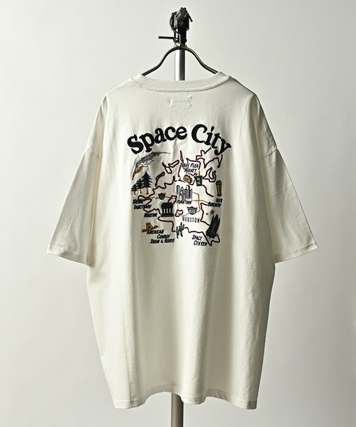 ATELANE（アテレーン）の「ATELANE/OE天竺　刺繍入りルーズシルエットTシャツ（Tシャツ/カットソー・メンズ・テラコッタ/ホワイト系/ホワイト系1/ホワイト系2/ホワイト系3/ブラック系/ブラック系1/ブラック系2/ブラック系3/イエロー系/ブルー/ミント・MEDIUM/LARGE/X-LARGE）」の3枚目の写真
