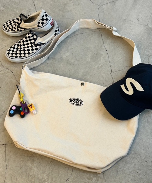 WEGO(ウィゴー)の「WEGO/キャンバスビッグショルダーバッグ(ショルダーバッグ・メンズ・ナチュラル/その他1/その他2/カーキ/グレー/ブラック/ベージュ/その他3/その他4/ダークグレー/その他5/キャメル/その他6/その他7/その他8/オフホワイト/グリーン/ブラック系その他・FREE)」の12枚目の写真