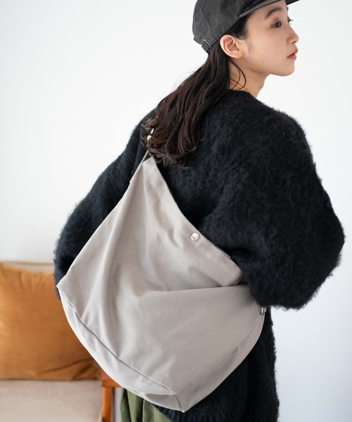 WEGO(ウィゴー)の「WEGO/キャンバスビッグショルダーバッグ(ショルダーバッグ・メンズ・ナチュラル/その他1/その他2/カーキ/グレー/ブラック/ベージュ/その他3/その他4/ダークグレー/その他5/キャメル/その他6/その他7/その他8/オフホワイト/グリーン/ブラック系その他・FREE)」の4枚目の写真