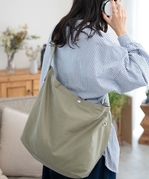 WEGO(ウィゴー)の「WEGO/キャンバスビッグショルダーバッグ(ショルダーバッグ・メンズ・ナチュラル/その他1/その他2/カーキ/グレー/ブラック/ベージュ/その他3/その他4/ダークグレー/その他5/キャメル/その他6/その他7/その他8/オフホワイト/グリーン/ブラック系その他・FREE)」の8枚目の写真