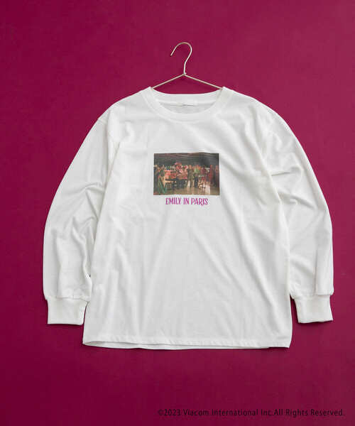 SENSE OF PLACE by URBAN RESEARCH(センスオブプレイスバイアーバンリサーチ)の「Emily in Paris グラフィックロングTシャツ(Tシャツ/カットソー・レディース・その他3/その他1/その他2・ONE)」の1枚目の写真