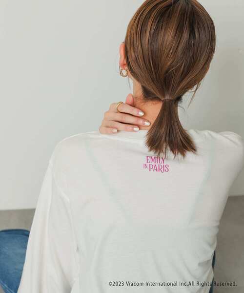 SENSE OF PLACE by URBAN RESEARCH(センスオブプレイスバイアーバンリサーチ)の「Emily in Paris グラフィックロングTシャツ(Tシャツ/カットソー・レディース・その他3/その他1/その他2・ONE)」の6枚目の写真