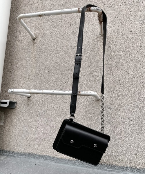 LVEU.(ラブユ.)の「【LVEU.】チェーンスクエアミニショルダー / バッグ 鞄 BAG ショルダー ミニ フラップ 斜め掛け 合皮 ブラック(ショルダーバッグ・レディース・ブラック・FREE)」の1枚目の写真