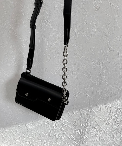 LVEU.(ラブユ.)の「【LVEU.】チェーンスクエアミニショルダー / バッグ 鞄 BAG ショルダー ミニ フラップ 斜め掛け 合皮 ブラック(ショルダーバッグ・レディース・ブラック・FREE)」の3枚目の写真