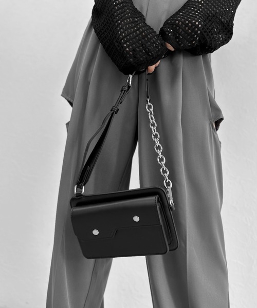 LVEU.(ラブユ.)の「【LVEU.】チェーンスクエアミニショルダー / バッグ 鞄 BAG ショルダー ミニ フラップ 斜め掛け 合皮 ブラック(ショルダーバッグ・レディース・ブラック・FREE)」の8枚目の写真