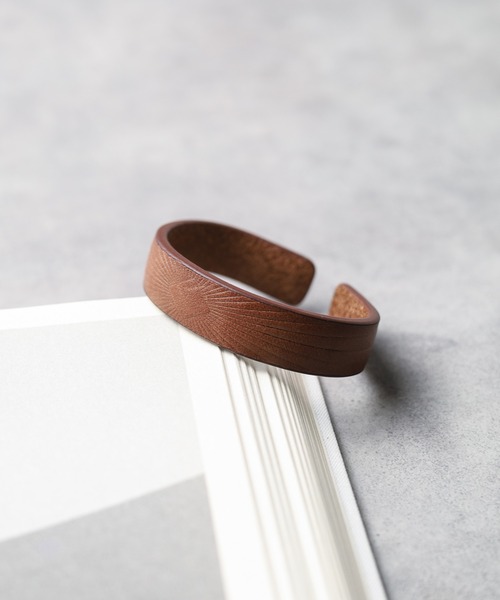 ARCHIVER（アーカイバ）の「【AL】ネイティブレザーバングル（ブレスレット・レディース・ブラウン系3/ベージュ系8/ブラウン系4/ベージュ系2/ダークブラウン系2/ダークブラウン系3/ダークブラウン系4/ダークブラウン系1/ブラウン系8/ベージュ系5/ベージュ系4/ブラック系2/ブラック系5/ブラウン/ブラウン系5/ブラウン系7/ブラウン系/ベージュ系9/ブラウン系2/ブラック系3/ブラック系4・FREE）」の6枚目の写真