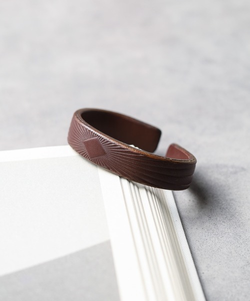 ARCHIVER（アーカイバ）の「【AL】ネイティブレザーバングル（ブレスレット・レディース・ブラウン系3/ベージュ系8/ブラウン系4/ベージュ系2/ダークブラウン系2/ダークブラウン系3/ダークブラウン系4/ダークブラウン系1/ブラウン系8/ベージュ系5/ベージュ系4/ブラック系2/ブラック系5/ブラウン/ブラウン系5/ブラウン系7/ブラウン系/ベージュ系9/ブラウン系2/ブラック系3/ブラック系4・FREE）」の10枚目の写真