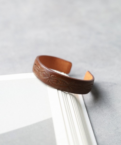 ARCHIVER（アーカイバ）の「【AL】ネイティブレザーバングル（ブレスレット・レディース・ブラウン系3/ベージュ系8/ブラウン系4/ベージュ系2/ダークブラウン系2/ダークブラウン系3/ダークブラウン系4/ダークブラウン系1/ブラウン系8/ベージュ系5/ベージュ系4/ブラック系2/ブラック系5/ブラウン/ブラウン系5/ブラウン系7/ブラウン系/ベージュ系9/ブラウン系2/ブラック系3/ブラック系4・FREE）」の11枚目の写真