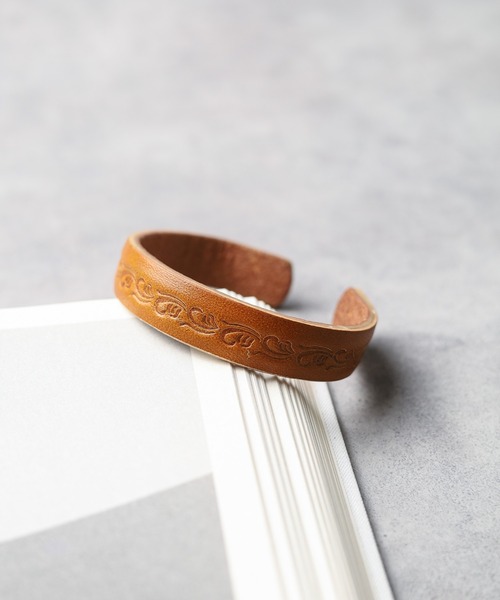 ARCHIVER（アーカイバ）の「【AL】ネイティブレザーバングル（ブレスレット・レディース・ブラウン系3/ベージュ系8/ブラウン系4/ベージュ系2/ダークブラウン系2/ダークブラウン系3/ダークブラウン系4/ダークブラウン系1/ブラウン系8/ベージュ系5/ベージュ系4/ブラック系2/ブラック系5/ブラウン/ブラウン系5/ブラウン系7/ブラウン系/ベージュ系9/ブラウン系2/ブラック系3/ブラック系4・FREE）」の12枚目の写真