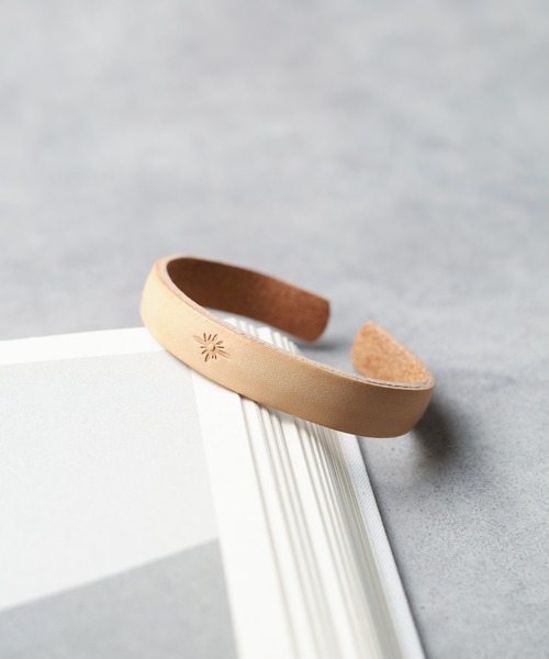 ARCHIVER（アーカイバ）の「【AL】ネイティブレザーバングル（ブレスレット・レディース・ブラウン系3/ベージュ系8/ブラウン系4/ベージュ系2/ダークブラウン系2/ダークブラウン系3/ダークブラウン系4/ダークブラウン系1/ブラウン系8/ベージュ系5/ベージュ系4/ブラック系2/ブラック系5/ブラウン/ブラウン系5/ブラウン系7/ブラウン系/ベージュ系9/ブラウン系2/ブラック系3/ブラック系4・FREE）」の17枚目の写真