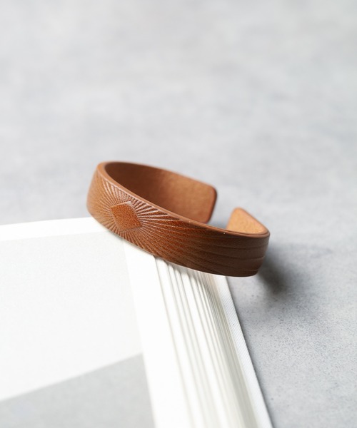 ARCHIVER（アーカイバ）の「【AL】ネイティブレザーバングル（ブレスレット・レディース・ブラウン系3/ベージュ系8/ブラウン系4/ベージュ系2/ダークブラウン系2/ダークブラウン系3/ダークブラウン系4/ダークブラウン系1/ブラウン系8/ベージュ系5/ベージュ系4/ブラック系2/ブラック系5/ブラウン/ブラウン系5/ブラウン系7/ブラウン系/ベージュ系9/ブラウン系2/ブラック系3/ブラック系4・FREE）」の5枚目の写真