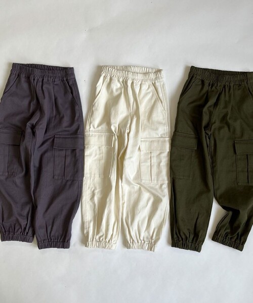 aBity select(アビティセレクト)の「綿100% フラップポケット ワイドストレート イージーカーゴパンツ(カーゴパンツ・キッズ・アイボリー/カーキ/チャコールグレー・110/90/100/120)」の4枚目の写真