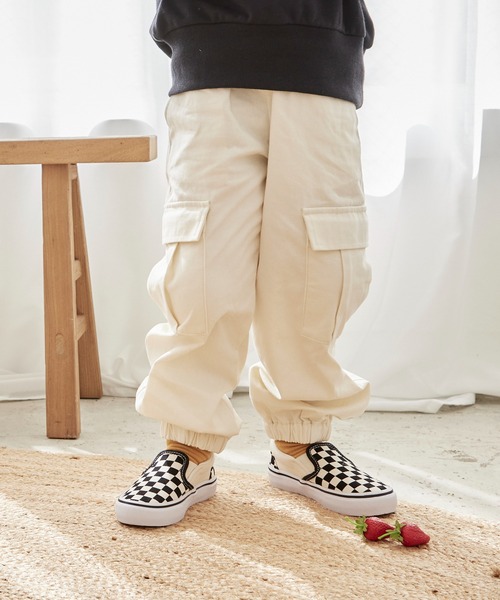 aBity select(アビティセレクト)の「綿100% フラップポケット ワイドストレート イージーカーゴパンツ(カーゴパンツ・キッズ・アイボリー/カーキ/チャコールグレー・110/90/100/120)」の2枚目の写真