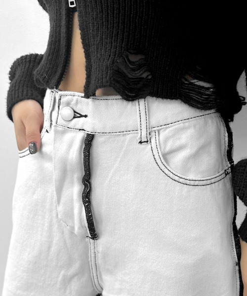 LVEU.（ラブユ.）の「【LVEU.】バイカラーステッチデニム / ボトムス パンツ デニム ステッチ 切替え バイカラー モノトーン カジュアル ブラック ホワイト（デニムパンツ・レディース・ホワイト/ブラック・FREE）」の11枚目の写真