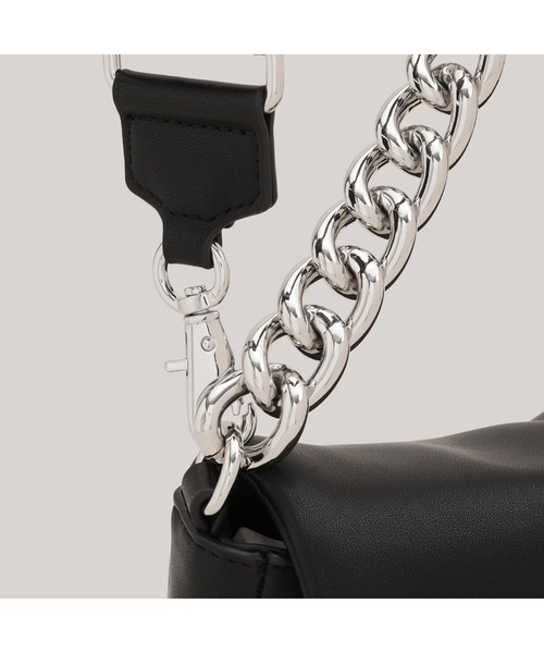 tommy jeans(トミー ジーンズ)の「シティワイドフラップショルダーバッグ(ショルダーバッグ・レディース・ブラック/ホワイト・FREE)」の8枚目の写真