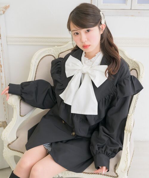 ems excite（エムズエキサイト）の「フリルcollarトレンチコート（トレンチコート・レディース・ブラック/ライトベージュ/ナチュラル・FREE）」の4枚目の写真