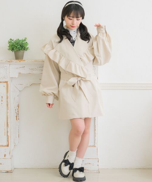 ems excite（エムズエキサイト）の「フリルcollarトレンチコート（トレンチコート・レディース・ブラック/ライトベージュ/ナチュラル・FREE）」の5枚目の写真