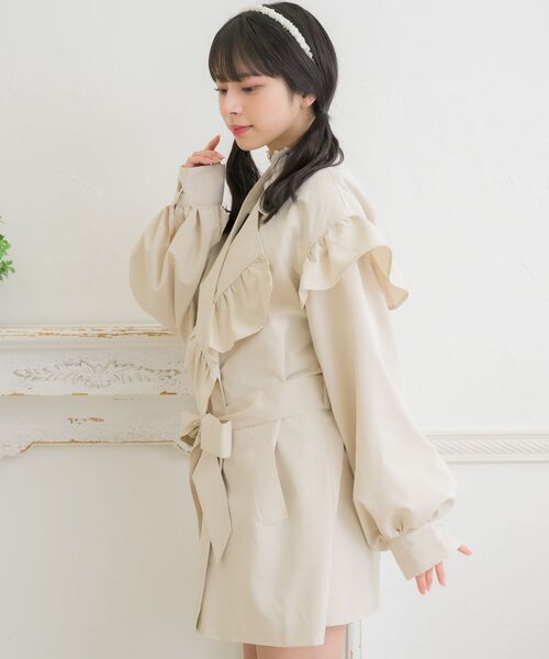 ems excite（エムズエキサイト）の「フリルcollarトレンチコート（トレンチコート・レディース・ブラック/ライトベージュ/ナチュラル・FREE）」の11枚目の写真