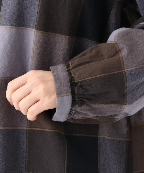 one'sterrace(ワンズテラス)の「起毛ブロックチェック シャツ(シャツ/ブラウス・レディース・ブラック系8/グレー系その他7/キャメル・02)」の9枚目の写真