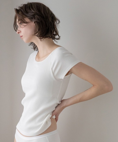 bijorie（ビジュリィ）の「【bijorie】カップ付きバックオープンTシャツ／NEW BASIC 24SS（インナーウェア/肌着・レディース・グリーン系/ブラック系/マスタード/ブラック/オフホワイト・MEDIUM/LARGE/LG）」の7枚目の写真