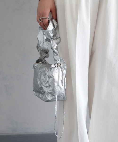 cheriella（シェリエラ）の「【cheriella】ギャザリングハンドバッグ GATHERING HANDBAG（ハンドバッグ・レディース・シルバー/ブラック・ONESIZE）」の2枚目の写真