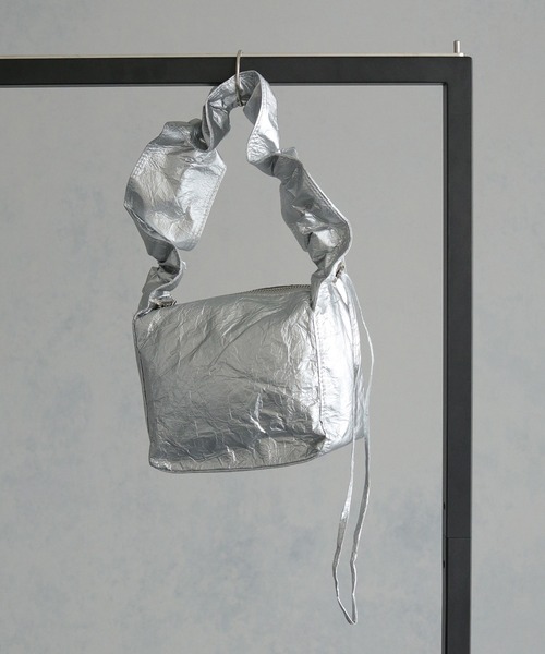 cheriella（シェリエラ）の「【cheriella】ギャザリングハンドバッグ GATHERING HANDBAG（ハンドバッグ・レディース・シルバー/ブラック・ONESIZE）」の4枚目の写真