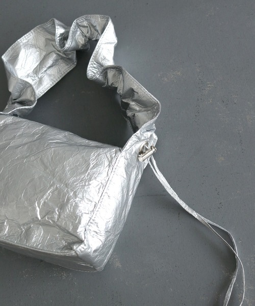 cheriella（シェリエラ）の「【cheriella】ギャザリングハンドバッグ GATHERING HANDBAG（ハンドバッグ・レディース・シルバー/ブラック・ONESIZE）」の5枚目の写真