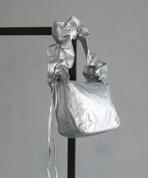 cheriella（シェリエラ）の「【cheriella】ギャザリングハンドバッグ GATHERING HANDBAG（ハンドバッグ・レディース・シルバー/ブラック・ONESIZE）」の8枚目の写真