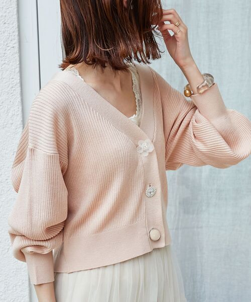 MAJESTIC LEGON（マジェスティックレゴン）の「フラワーボタンUVカットカーディガン（カーディガン/ボレロ・レディース・ライトグリーン/ピンク/ブラック/ライトブルー/オフホワイト・MEDIUM）」の5枚目の写真