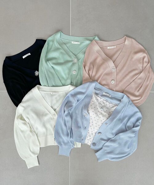 MAJESTIC LEGON（マジェスティックレゴン）の「フラワーボタンUVカットカーディガン（カーディガン/ボレロ・レディース・ライトグリーン/ピンク/ブラック/ライトブルー/オフホワイト・MEDIUM）」の4枚目の写真