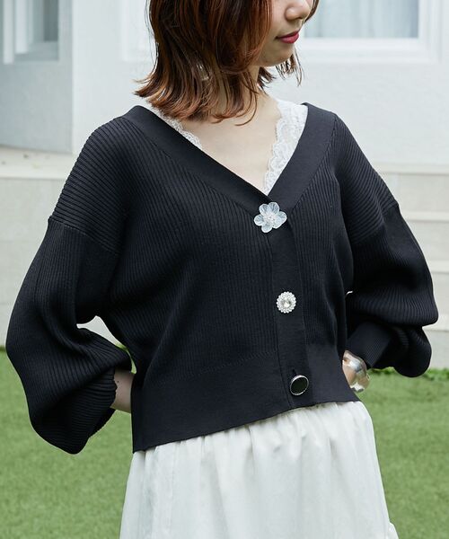 MAJESTIC LEGON（マジェスティックレゴン）の「フラワーボタンUVカットカーディガン（カーディガン/ボレロ・レディース・ライトグリーン/ピンク/ブラック/ライトブルー/オフホワイト・MEDIUM）」の3枚目の写真