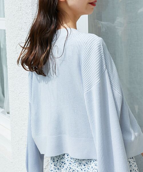 MAJESTIC LEGON（マジェスティックレゴン）の「フラワーボタンUVカットカーディガン（カーディガン/ボレロ・レディース・ライトグリーン/ピンク/ブラック/ライトブルー/オフホワイト・MEDIUM）」の13枚目の写真