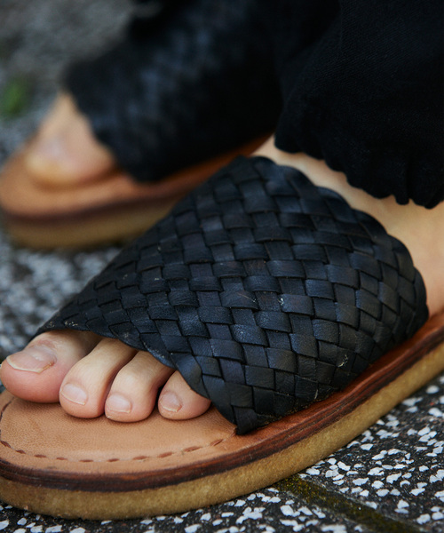 JOURNAL STANDARD relume（ジャーナルスタンダード　レリューム）の「MOHINDERS / モヒンダーズ WOVEN LEATHER SANDALS（サンダル・メンズ・ブラック/ベージュ・90/100/110）」の2枚目の写真