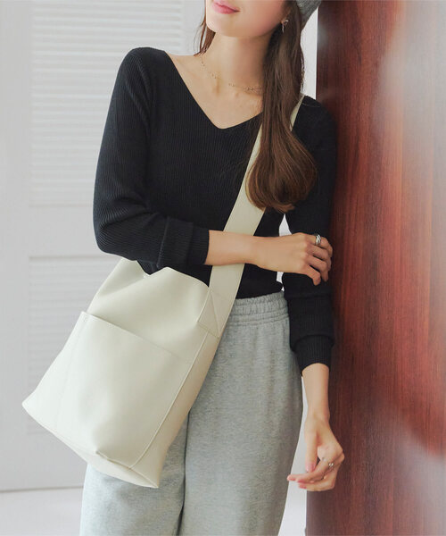 KOBE LETTUCE(コウベレタス)の「軽量ワンベルトバッグ(ショルダーバッグ・レディース・アイボリー/ブラック/ブラウン・F)」の2枚目の写真