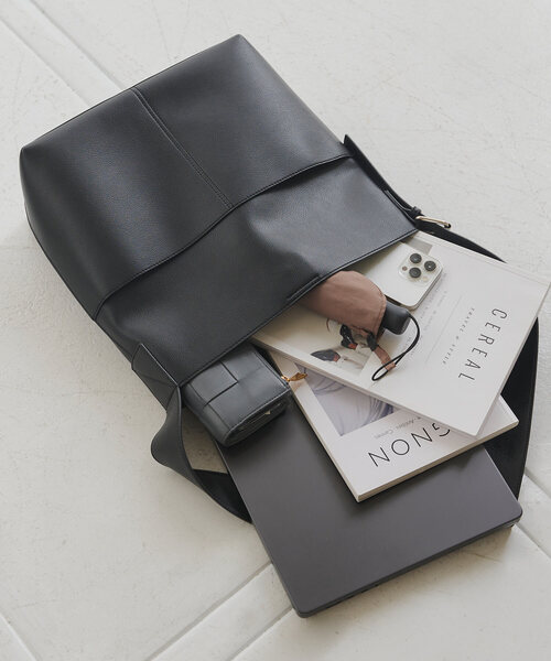 KOBE LETTUCE(コウベレタス)の「軽量ワンベルトバッグ(ショルダーバッグ・レディース・アイボリー/ブラック/ブラウン・F)」の1枚目の写真