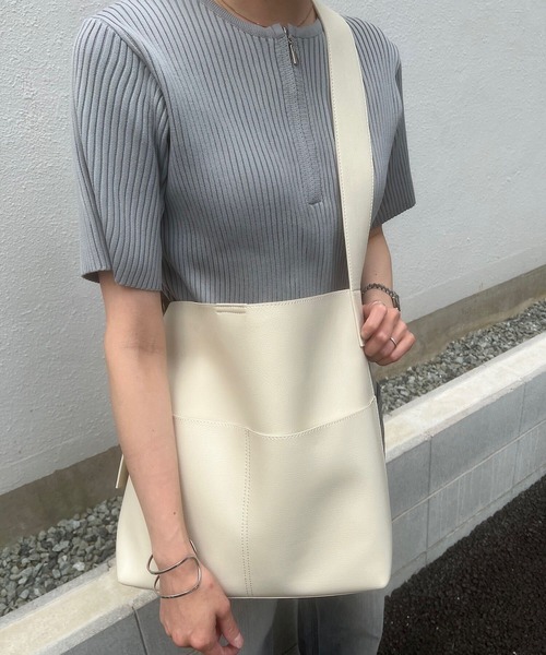 KOBE LETTUCE(コウベレタス)の「軽量ワンベルトバッグ(ショルダーバッグ・レディース・アイボリー/ブラック/ブラウン・F)」の13枚目の写真