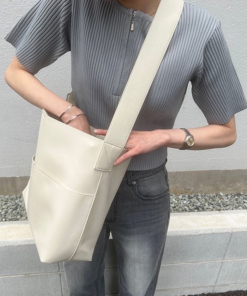 KOBE LETTUCE(コウベレタス)の「軽量ワンベルトバッグ(ショルダーバッグ・レディース・アイボリー/ブラック/ブラウン・F)」の14枚目の写真