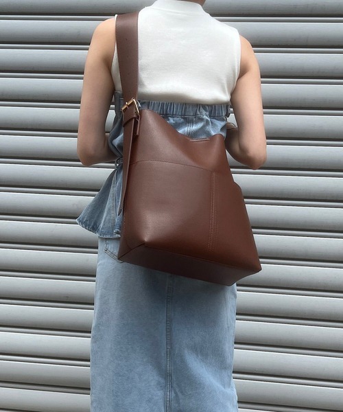 KOBE LETTUCE(コウベレタス)の「軽量ワンベルトバッグ(ショルダーバッグ・レディース・アイボリー/ブラック/ブラウン・F)」の4枚目の写真