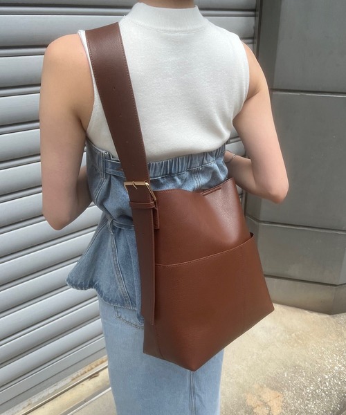 KOBE LETTUCE(コウベレタス)の「軽量ワンベルトバッグ(ショルダーバッグ・レディース・アイボリー/ブラック/ブラウン・F)」の5枚目の写真